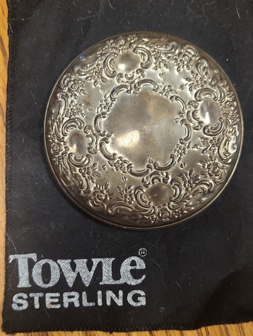 Towle Sterling Silver Embozed Compact With Rare Compact Pouch